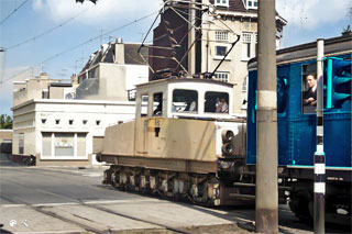 Op 11 mei 1974 vindt er een afscheidsrit plaats van de lokomotieven H51 en H52. H52 rijdt bij uitzondering met een personentrein over het traject van lijn 11 en kruist hier de Groot-Hertoginnelaan. Op de achtergrond de judoschool van Nieuwenhuizen.