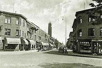 Vanuit laatstgenoemde straat - vlakbij de kruising met de Sportlaan - is bovenstaande foto genomen. Van al deze winkels is nu niets meer terug te vinden: wat er restte na de grote sloop in 1942 voor de tankgracht ziet u hieronder...