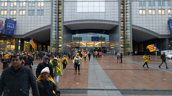 Na de demonstratie kom je overal in Brussel de Catalanen nog tegen - al dan niet in groepjes.