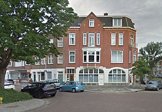 In dit pand bevond zich hotel-restaurant St.Regis of Regina. Later werd het een kraakpand. Een projectontwikkelaar wilde het slopen en liet het pand grondig onbewoonbaar vernielen, waardoor alle oorspronkelijke elementen, zoals de glas-in-loodramen onherstelbaar werden beschadigd.