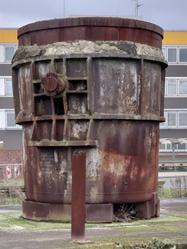 Volgens mij werd uit dit vat  dat ook bij dit perron staat  gesmolten ijzer op een loopband gestort.