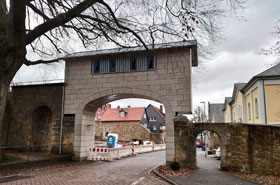 De stadspoort. Althans een soort bordkartonnen illusie daarvan.