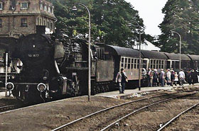 Foto in de vertrekhal van Station Bad Arolsen. In 1963 vertrok je daar nog onder stoom. Minder comfortabel, wel romantischer.