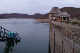 Blik op de hoge kant van de stuw: de Edersee.