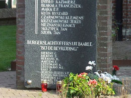 Hier streed tijdens WOII een Poolse divisie. Ter nagedachtenis aan deze mensen die mee hebben gevochten voor de bevrijding van ons land, staan hun namen op een monument bij de Vlaamse kerk.