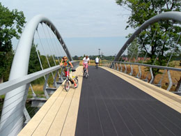 We zijn er. De oude spoorbrug over het kanaal is niet meer, maar er is een nieuw exemplaar voor in de plaats gekomen.