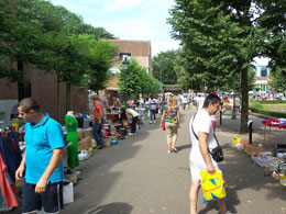 Alle winkels zijn in Turnhout op zondag potdicht. Maar in de ochtenduren is er wel een uitgebreide rommel- en vrijmarkt.