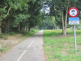 Tot 1934 reed hier een personentrein tussen Tilburg en Turnhout. Dat bleek geen succes en in 1973 stopte ook het goederenvervoer.Een museumlijntje wist het bestaan van dit spoor nog te rekken tot 1982, maar toen was het uit. Erg jammer, want het betrof een prachtig traject.Wel leuk dat het nu een fietspad is geworden met een prima fundament en vrijwel overal helemaal vrijliggend!