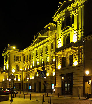 Het gebouw van de Litouwse nationale filharmonie bij avond.