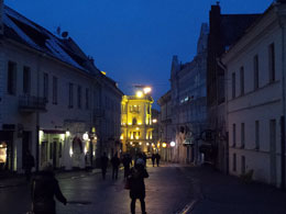 Straat bij avond. in de verte de nationale filharmonie.