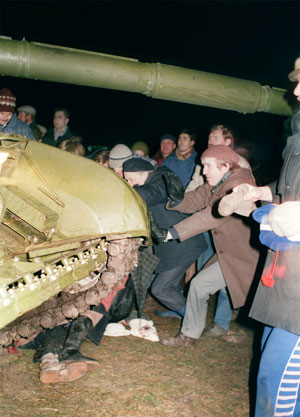 Mensen proberen tevergeefs de tank van het lichaam van Loreta Asanavičiūtė af te duwen. Uren later zal ze overlijden in het Rode Kruis Ziekenhuis door bloedverlies.