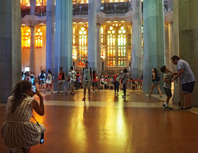 Het interieur van de Sagrada Familia nodigt overal uit tot fotograferen.