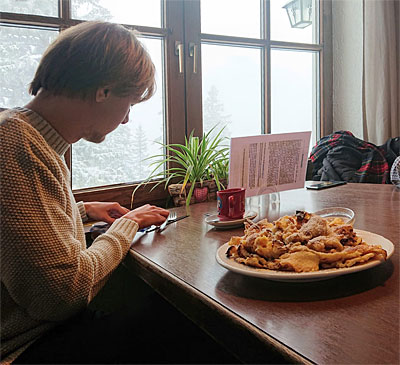 Kaiserschmarren eten in het de . De horeca in Beieren is gewoon open.