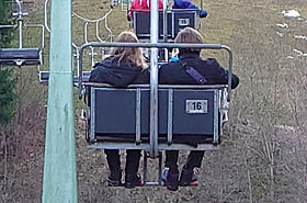 Vrouw en zoon in de stoeltjeslift naar de Unternberg