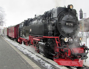 De trein staat op het punt van vertrekken in Werningerode.