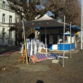 Gesloten terras langs het water, bij station Gent Dampoort.