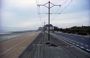 Tussen Oostende en De Panne voert het kustlijntraject een deel langs het strand.