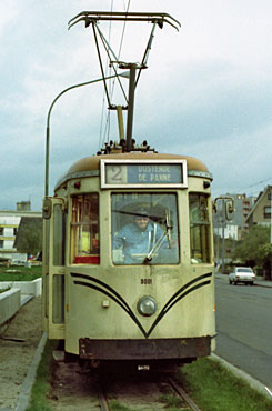 Eindpunt De Panne in 1980. Awel, gij zijt tramenthousiasten? Prompt wordt vriend Ruud aan het stuur gezet en mag ik hem op de gevoelige plaat vastleggen.