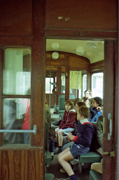 Soms is er een derde oude rijtuig met een fraai sfeervol houten interieur. Een heel gemis bij moderne tramstellen.