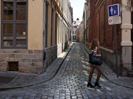 Nog zomaar een straatje, met vastgelegd meisje. Bijdrage van Zoon.