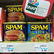 We gaan even de supermarkt in. Wil je weten wat spam nou eigenlijk is? Wel dit.