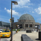 Het Adler Planetarium vind je op de kop van het zuidelijke havenhoofd. Het is er niet druk