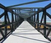 We nemen de brug over de spoorweg en zijn weer in de binnenstad.