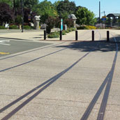 Merkwaardige afunctionele rails in het plaveisel bij het eindpunt van de tram. Hier zal ooit wel een spooremplacement zijn geweest of zo.