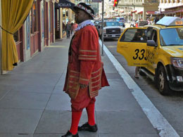 Als ik deze doorman zie bij het Sir Francis Drake hotel aan de Powel Street, moet ik meteen aan onze Zwarte Piet discussie denken.