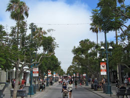 In Santa Monica vind je een zeldzaamheid: een winkelpromenade. Het is de Third Street. Wie zou Third zijn geweest?