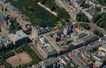 Een google-maps opname van het Staal-complex. Linksboven de Hofvijver, op de voorgrond de Lange Houtstraat en rechts het Tournooiveld. De Haagse AD-redactie bevindt zich vooralsnog in de vleugel uiterst rechts, richting Tournooiveld.