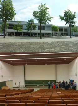 Het Wiskundegebouw in Wageningen met de grote collegezaal.