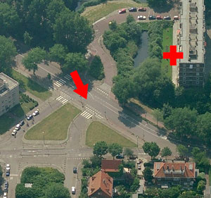 Een recente luchtfoto, met dank aan Microsoft. Vanuit de flat, gemarkeerd met het rode kruis moet de foto zijn gemaakt. De tram stond op de plaats van de pijl.