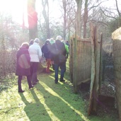 De groep van de rondleiding. Als het om de natuur gaat, zie je tegenwoordig eigenlijk alleen nog maar senioren. Jongeren wandelen blijkbaar niet en zijn ook niet in de natuur genteresseerd.