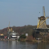 De snuif- en specerijenmolens in close-up. Bij de linker tref je een van de talrijke horecagelegenheden langs de plas. Daar kan Den Haag een voorbeeld aan nemen.