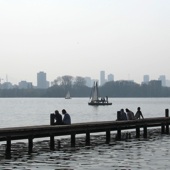 Een deel van de wandelroute aan de noordkant van de Kralingse Plas kun je al flanerend langs deze steiger afleggen.