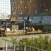 Iets dat je niet direct beseft: een etage hoger in de Markthal tref je boven de marktstands talloze terassen aan.