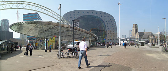 Het begin van de wandeling, links Station Blaak, dat we net hebben verlaten, erachter de nieuwe Markthal, die overigens twee dagen na ons bezoek onbetamelijk begon te lekken.