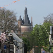 De toren van Kasteel Duurstede domineert deze straat.