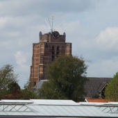 De kerktoren van Beesd, die net als die in Wijk bij Duurstede nogal abrupt stopt. Geld was op?