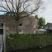 Het fort van Asperen (ja, we passeren de vroegere Waterlinie) is helemaal opgeknapt en kan worden bezichtigd. We slaan het dit keer over, maar de volgende keer gaan we beslist eens een kijkje nemen.