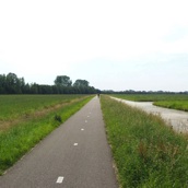 Strak vanuit Vlist richting Stolwijk. Hier hoor je geen verkeerslawaai. Wel moet je - evenals eerder langs de Vlist - regelmatig opzij voor voorbijzoevende e-bikesenioren.