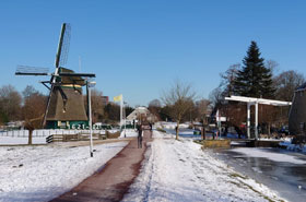 Molen de Vlieger. Stond vroeger tussen de huizen. Is verhuisd en staat nu weer redelijk vrij om wind te vangen.