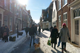 Voorburg Herenstraat. Druk, want er er is markt langs het Oosteinde. En sowieso is het hier wel prettig wandelen.Jammer dat de winkels gesloten zijn.