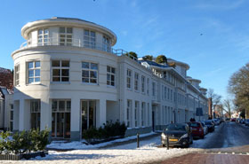 Mediterrane nieuwbouw aan het eind van de Voorburgse Herenstraat.