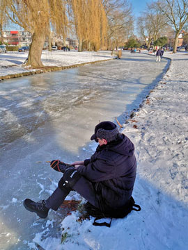 De schaatsen onder op het eerste het beste slootje. Ik houd van traditie, dus ik schaats nog steeds op houtjes - Friese Doorlopers.