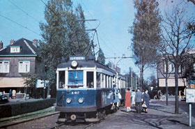 De tram had hier zijn eigen vrije baan tot november 1961. De opheffing en de sloop van deze tramstellen was een stommiteit. Dit type rijtuig wordt nu herbouwd. Doneren mag: denieuweblauwetram.nl