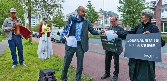 Algemeen secretaris van de Nederlandse Vereniging van Journalisten Thomas Bruning deelt de brief uit, die hij zal aanbieden aan de Witrussische ambassadeur.