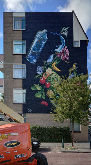 De muurschildering van Nadia van Luijk bij het Joubertplantsoen op de hoek met de Smitstraat. Handgeschilderd met behulp van een hoogwerker (links), in plaats van met een paste-up (plakplaatje), zoals bij de  is gedaan.