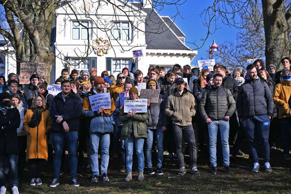 De politie lijkt nog steeds moeite te hebben met demonstraties bij de Russische ambassade, hoewel de demonstranten zich elke keer vriendelijk gedragen.